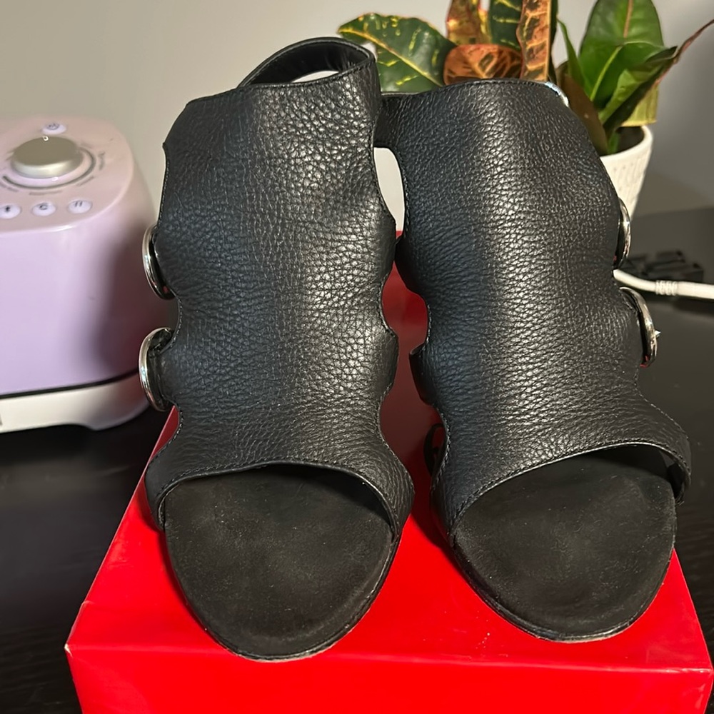 Women’s open toe black Ros T Hommerson red collection size 9